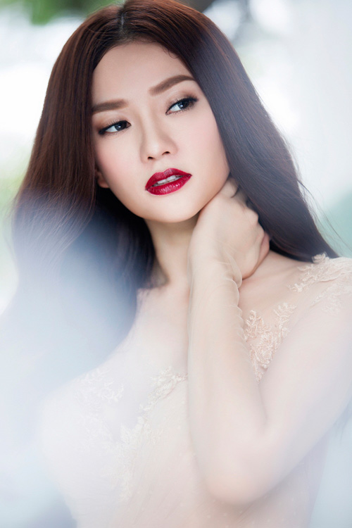Bản ballad này do nhạc sĩ Mr. Siro sáng tác, được Thu Thủy yêu thích ngay từ lần đầu nghe thử. Mr. Siro là tác giả của hàng loạt hit như Chợt thấy em khóc, Bức tranh từ nước mắt, Chỉ có một người để yêu trên thế gian... nên Thu Thủy hy vọng ca khúc mới này cũng sớm được khán giả yêu thích.