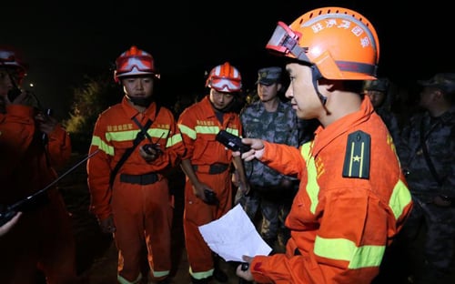 Chính quyền địa phương đã triển khai hơn 3.200 binh sĩ đến khu vực động đất vào lúc 1h sáng 8/10 (giờ địa phương).