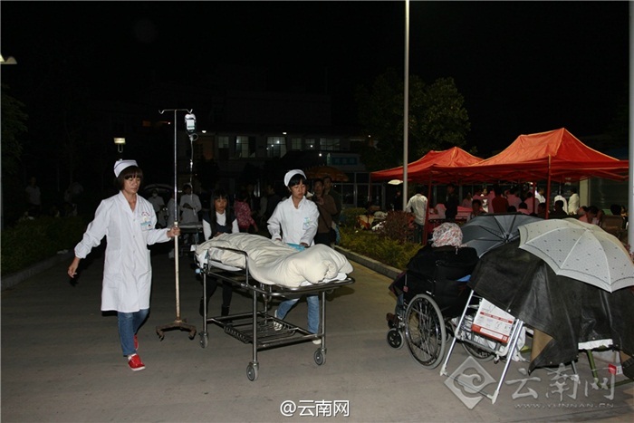 Tính đến 11h trưa 8/10, trận động đất đã làm 1 người người thiệt mạng, 336 người bị thương trong đó có 8 người bị thương nặng.