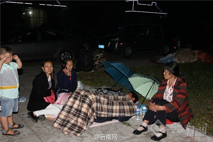 Nhiều người dân hoảng loạn chạy ra khỏi tòa nhà lánh nạn trong động đất.