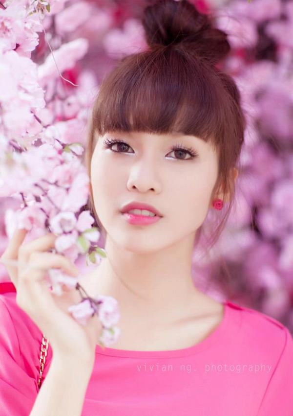 Tóc búi với mái bằng trẻ trung trông cô trẻ trung xinh đẹp hơn.