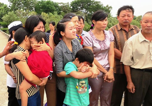 Vợ, 2 con trai cùng người thân có mặt tại cảng rất sớm đón thi thể anh Bắc, không ai cầm được nước mắt.