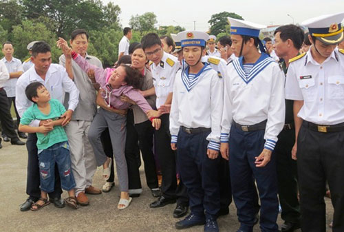 Vợ thượng uý Bắc, chị Vương Thị Trâm (35 tuổi), đau đớn ngất lịm khi nhìn thấy thi thể chồng.