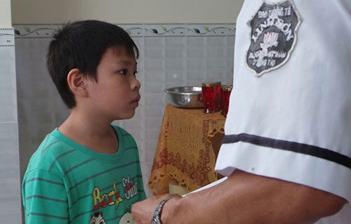 Trong khi đó, tại nhà riêng trong con hẻm đường 30 Tháng 4, các đồng đội chuẩn bị tiến hành tổ chức tang lễ. Con trai lớn của anh Bắc là bé Dương Văn Nguyên Khôi (8 tuổi) liên tục nói với mọi người 'cha chưa mất mà chỉ đi cấp cứu thôi'.
