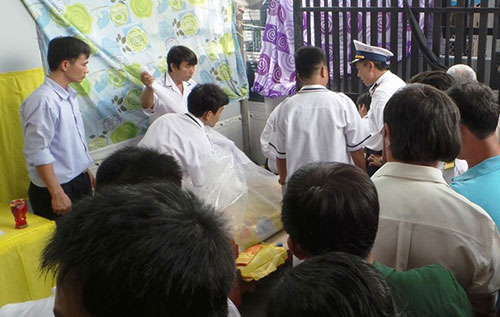 Hơn 10h sáng cùng ngày, thi thể anh Bắc được đưa từ bệnh viện về nhà. Rất nhiều đồng đội và người dân xung quanh đến đưa tiễn chiến sĩ vừa hi sinh.