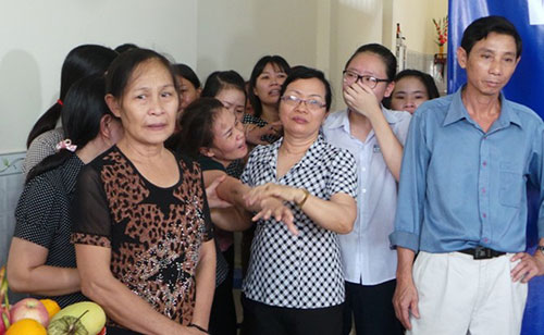 Người thân khóc thương, còn vợ anh liên tục gọi tên chồng.