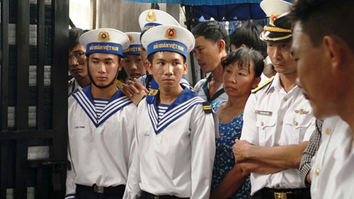 Rất đông chiến sĩ hải quân đến đưa tiễn đồng đội.