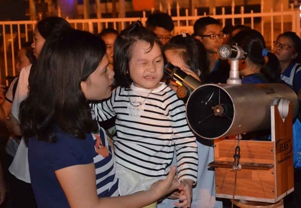 Người mẹ trẻ cùng bé gái háo hức xem hiện tượng thiên nhiên kỳ thú này.