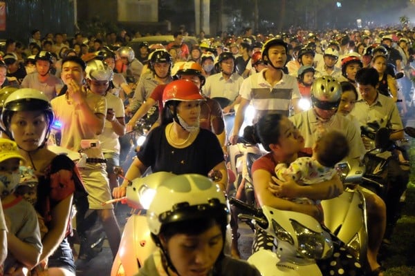 Trước thời điểm diễn ra bắn pháo hoa, khắp các nẻo đường, đặc biệt là các tuyến đường hướng về Hồ Gươm ken đặc người.