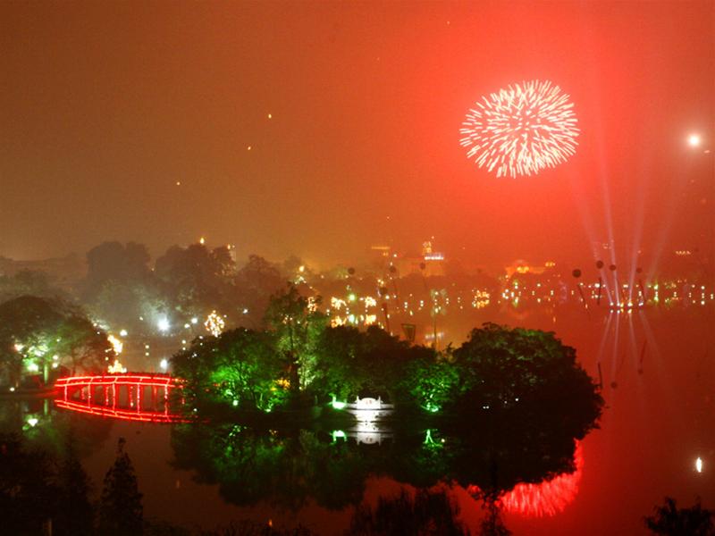 Màn trình diễn pháo hoa kéo dài trong 15 phút từ 21h đến 21h15 tại 30 điểm.