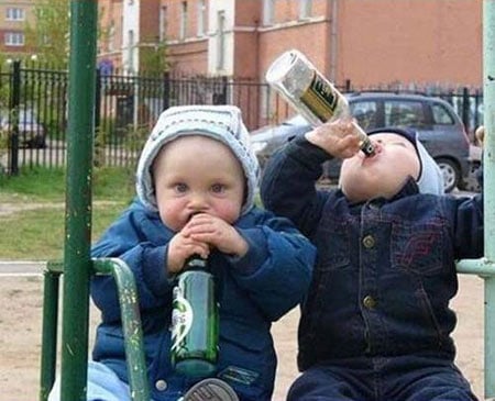 Riêng gì người lớn mới uống rượu nhỉ!