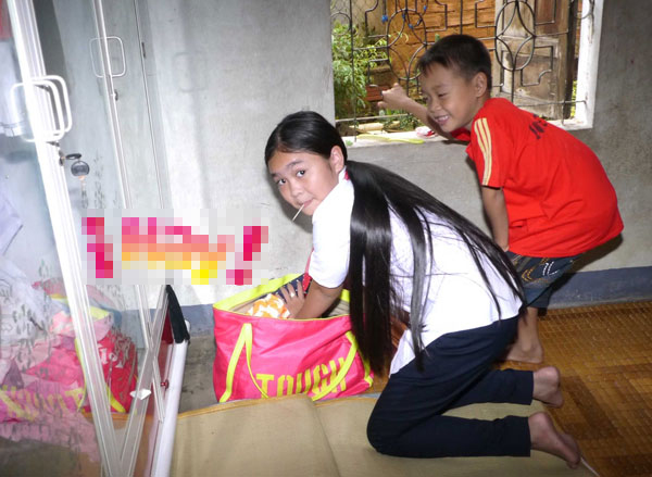 Những hình ảnh quá giản dị về Shbet16 chơi game trực tuyến đời thường của ngôi sao nhí.