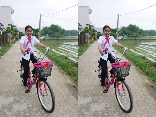 Thiện Nhân hạnh phúc với chiếc xe đạp mới mua.
