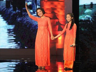 Hai mẹ con cùng song ca nhé!