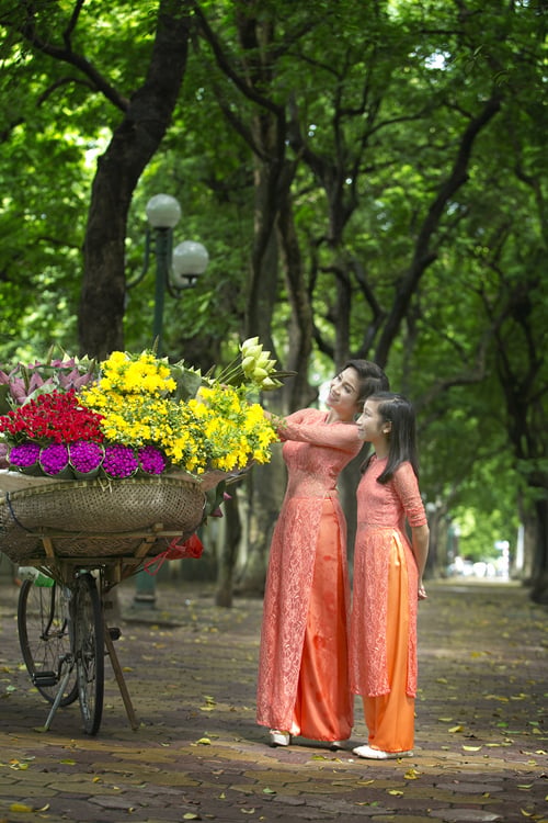 Hai mẹ con đẹp rạng rỡ bên hoa.