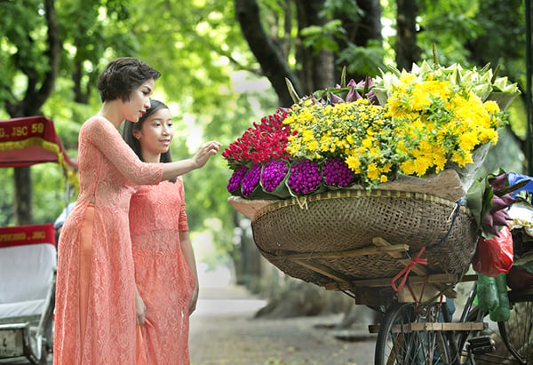 Mỹ Anh tuổi 12 - cô con gái út của Mỹ Linh đẹp dịu dàng bên mẹ.