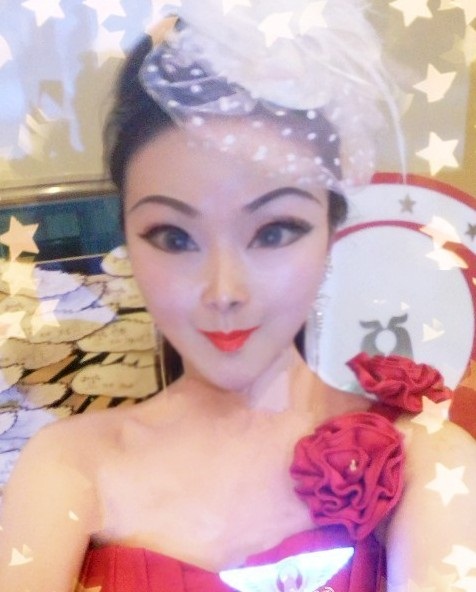 Cô nàng với khuôn mặt giống xà tinh.