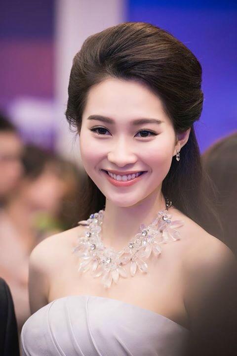 Hoa hậu Thu Thảo đẹp, kiêu sa trong một sự kiện.