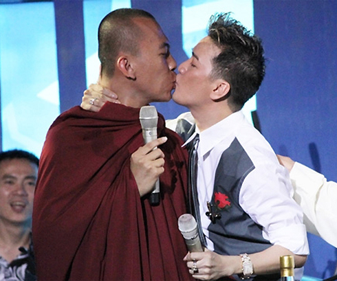 Mr Đàm từng khóa môi nhà sư gây chấn động cả showbiz và báo chí nước ngoài.