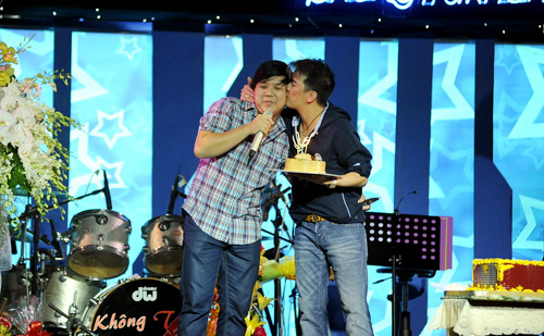 Mr Đàm tặng nụ hôn cho gia Bảo.