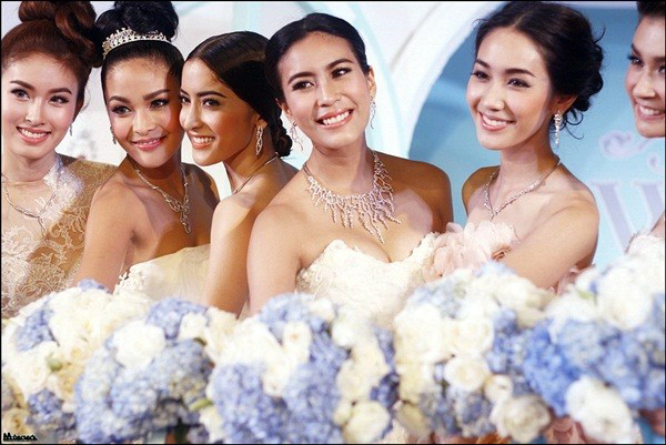 Nong Poy nổi bật bên các 'cô dâu' khác.