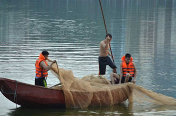 Đến 18h cùng ngày, lực lượng chức năng vẫn đang nỗ lực tìm kiếm nạn nhân, danh tính nạn nhân vẫn chưa được xác định.