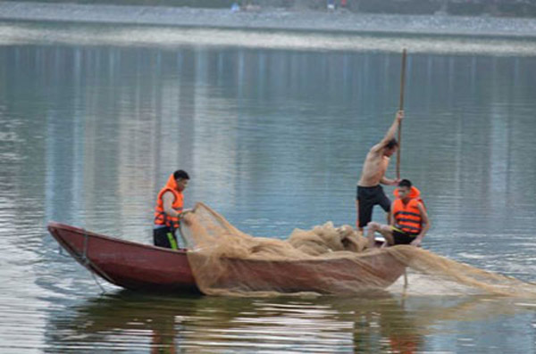 Lực lượng chức năng sử dụng lưới quét để tìm kiếm thi thể nạn nhân. Hiện tại vẫn chưa xác định được danh tính của nạn nhân.