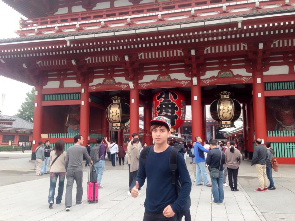 Hồ Quang Hiếu đi du lịch tại Nhật, nan ca sĩ đang tới thăm Chùa Asakusa.