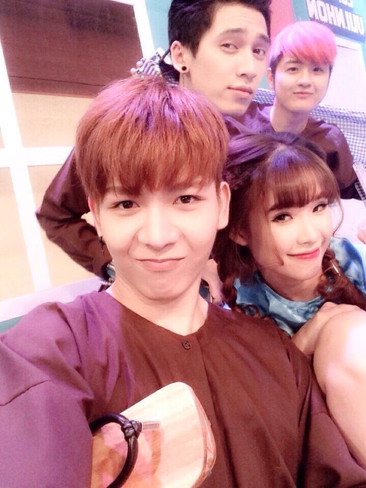 Kevin áo bà ba bên cạnh Khởi My.
