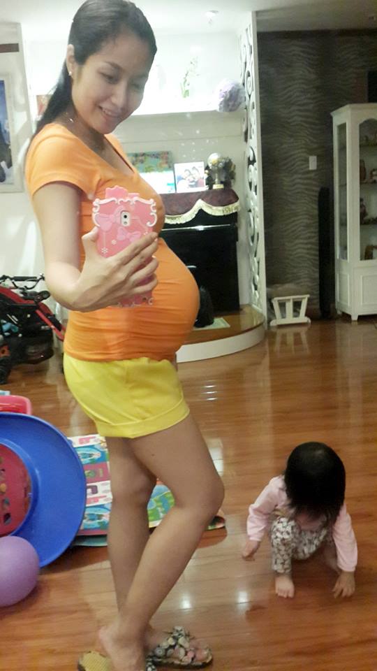 Ốc Thanh Vân khoe bụng bầu.