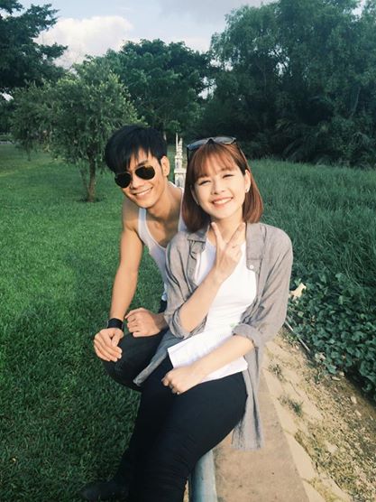 Chi Pu khoe người yêu mới: 'Xin giới thiệu đây là NGƯỜI YÊU của mình....trong phim ;)) Ngày nào cũng phơi mặt ngoài đường với 'Vẫn có em bên đời'. Vai Trang lần này trưởng thành hơn ChiPu ngoài đời nhiều'