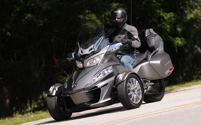 Can-am Spyder là sản phẩm của hãng chế tạo động cơ nổi tiếng Bombadier Recreational Products (BRP) đến từ Canada. Là mẫu xe được chia sẻ hài hòa thiết kế giữa dòng xe mô tô hai bánh mạnh mẽ, khỏe khoắn và những tính năng tiện nghi hàng đầu của xe hơi.