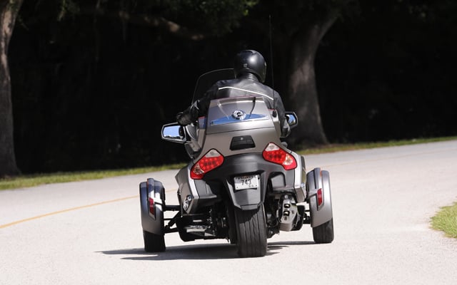 Can-am Spyder RT là mẫu xe mô tô ba bánh, được thiết kế với hai bánh trước có nhiệm vụ dẫn lái và truyền động từ một bánh sau.