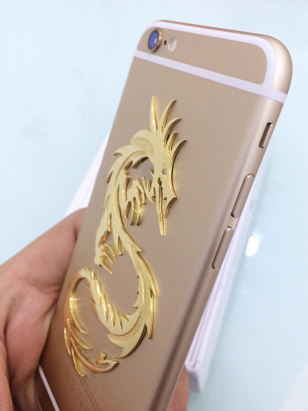 IPhone 6 phiên bản rồng sẽ được xếp vào hàng những chiếc smartphone đắt nhất trên thị trường vì được 'ốp' vàng lên thân sau của sản phẩm này.