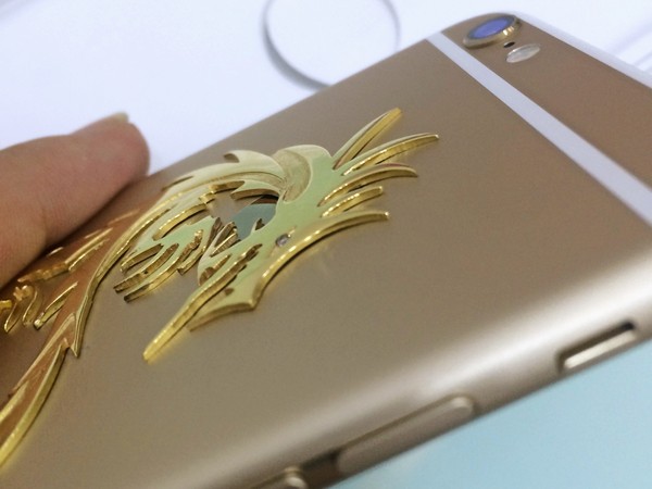 Giống như năm ngoái, chiếc iPhone 6 mới của Apple năm nay cũng nhanh chóng xuất hiện phiên bản rồng tại thị trường Việt Nam.