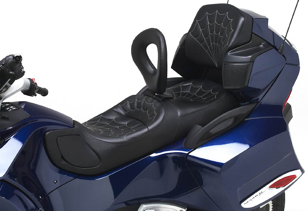 Can-am Spyder RT có chiều cao yên xe ở mức 772 mm tính từ mặt đất, với khả năng nâng, hạ gầm tùy vào từng điều kiện đường sá.