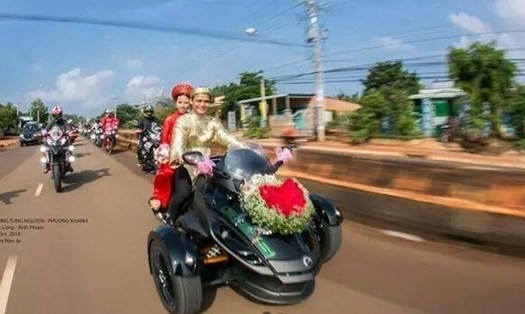 Ngày 14/10 trên diễn đàn dành cho giới trẻ xuất hiện bức ảnh có tên 'Rước dâu quê em bình dị thế thôi'. Bài đăng lập tức gây ấn tượng với nhiều bạn trẻ nhờ độ hầm hố của chiếc xe mô tô chú rể.
