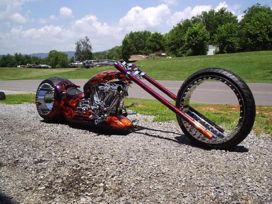 Hub less Harley Davidson, giá 155.000 USD. Vẫn là xe của Harley Davidson độ kiểu Chopper, chiếc xe không chú trọng lắm vào động cơ công suất mà nhấn mạnh đến vẻ ngoài mảnh mai.