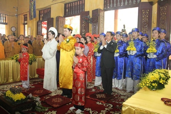Ái nữ chủ tịch Tập đoàn Nam Cường xinh đẹp và duyên dáng trong chiếc áo dài trắng, còn chú rể khá lịch lãm trong Shbet999 com đăng nhập áo dài màu vàng, khăn xếp.