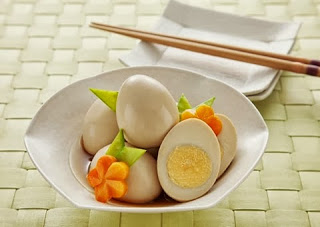 Lòng đỏ trứng là nguồn cung cấp dồi dào lutein, zeaxathin, kẽm những chất giảm nguy cơ  thoái hóa điểm vàng ở mắt - một trong những bệnh thường thấy ở người cao tuổi, dễ gây mù lòa.