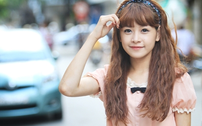 Tóc dập xù của Chi Pu.