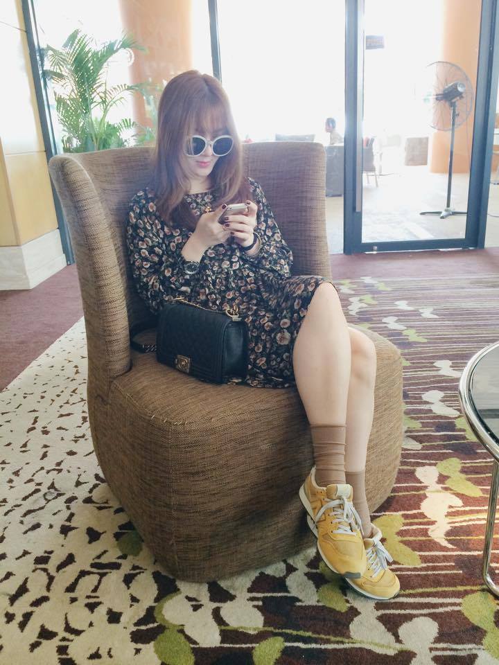 Yến Nhi ngồi khoe phong cách trẻ trung, hiện shop thời trang của hai chị em nhà cô được rất nhiều các bạn trẻ chú ý.