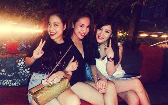 Hoàng Thùy Linh đi chơi cùng MC Thanh Vân.