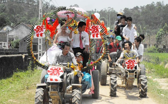 Rước dâu bằng xe công nông.
