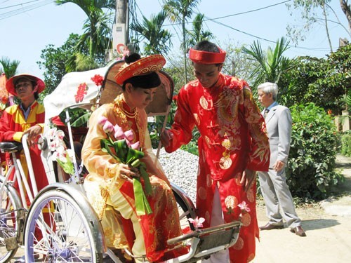 Rước dâu bằng xe xích lô.