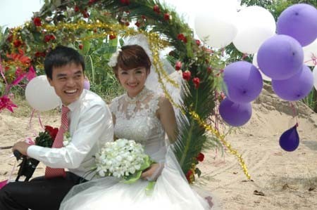 Hình ảnh đoàn rước dâu bằng xe đạp điện ở Từ Liêm, Hà Nội.