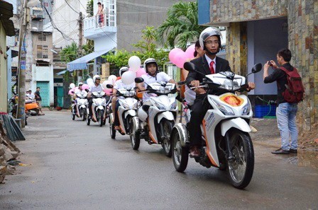Đưa nàng về dinh bằng xe ba bánh.