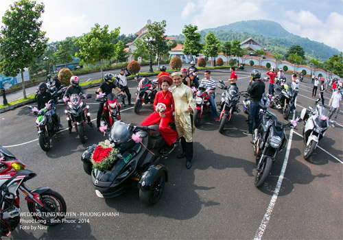 Rước dâu bằng môtô khủng.