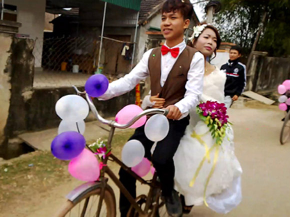 Rước dâu bằng xe đạp cà tàng.