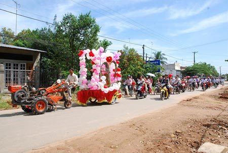 Đưa nàng về dinh bằng máy cày.